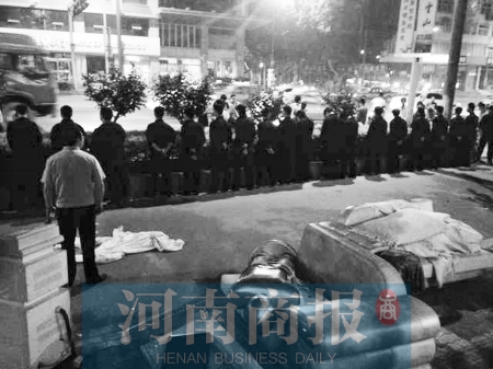 　　多名不明身份人员列队出现 商户/供图