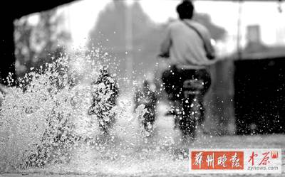 航海路铁路立交桥下，一个窨井冒出半米多高的“喷泉” 郑州晚报记者 马健 图