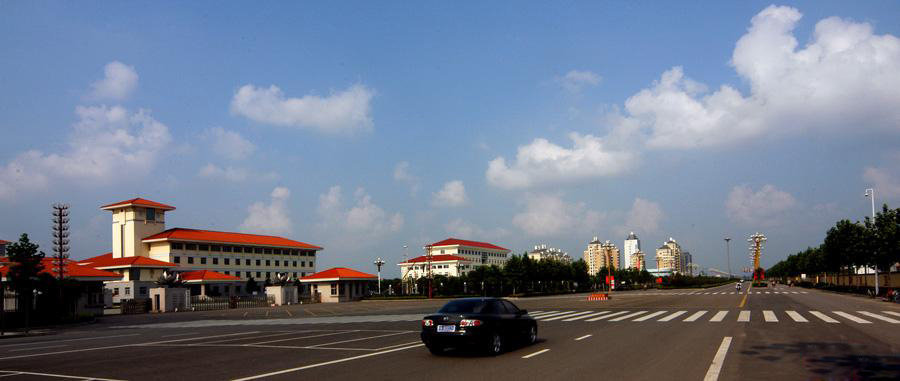 图为许昌市人民政府办公楼。