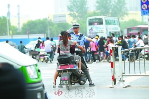 郑州市交巡警五大队民警杨华民正带领他的同事在路口执勤