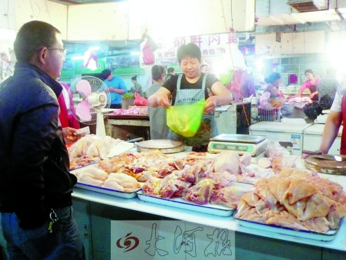 　市民在8号菜市场购买鸡肉