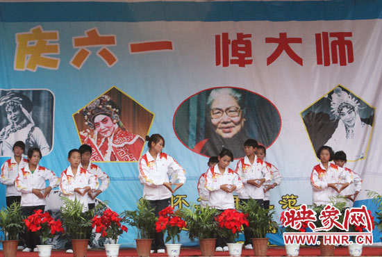 原阳县聋哑学校的孩子们用手语表演《感恩的心》