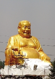 　4月25日，洛阳龙华欢乐园，网上引起热议的“大背头弥勒佛”。