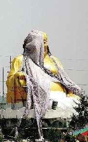 　　4月26日，洛阳龙华欢乐园，工作人员将帆布盖在“佛像”身上。至此，在网上引起热议的“大背头弥勒佛