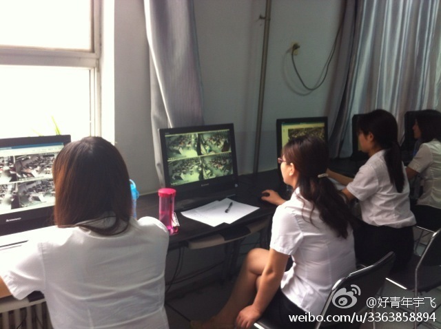 在郑州外国语中学监控室，映象网记者看到，各考点秩序井然。