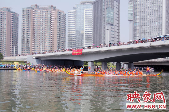 6月11日，2013中华轩辕龙舟大赛，在郑州东区的如意湖举行。