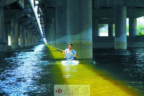 洛阳大学生用矿泉水瓶做“舟”游洛河