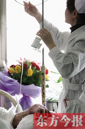 2006年,被严重烧伤的娄风涛在郑州一家医院治疗