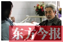 2006年,中央电视台记者在郑州一家医院病房中采访娄风涛的父亲