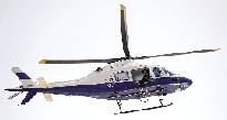 警用直升机上搭载着特警狙击手。