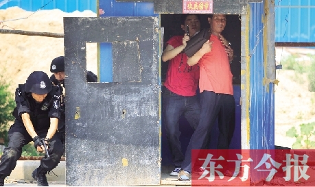 郑州市多警种街头实战演习 出动6700名警力场面逼真 首席记者 张晓冬/图