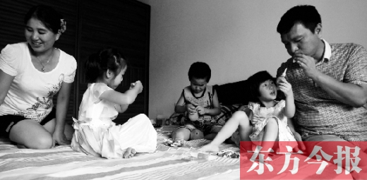 昨日，郑州市民蒋先生的家中，一家人陪着妞妞（右二）玩耍