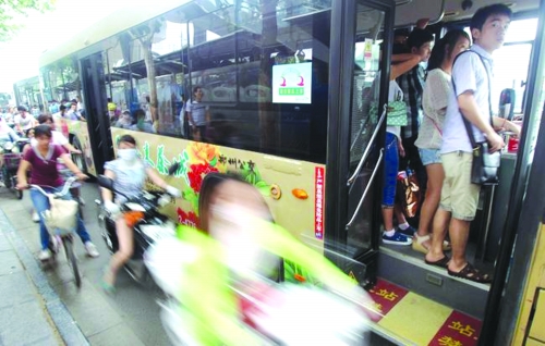 　　7月12日，郑州市花园路，下班高峰期。
