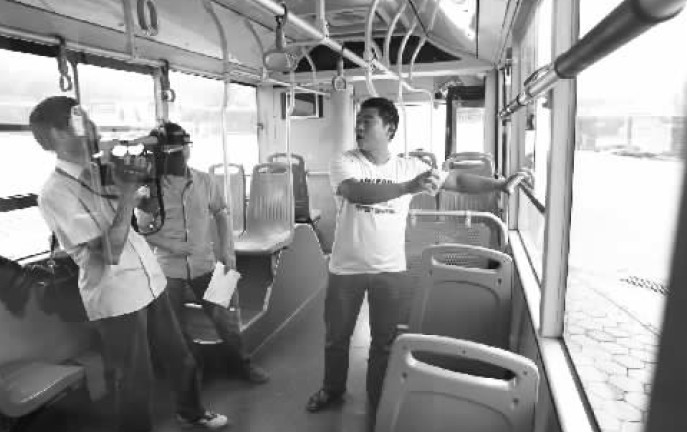 昨日，郑州市B20路公交车长方先生（右一），讲述“色狼”跳窗逃跑时被众人喊打的情景