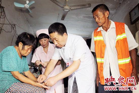 郑州市管城区人民医院院长张彦军亲自为谢秀进诊断，并为他们带去了500多元的治疗药品。