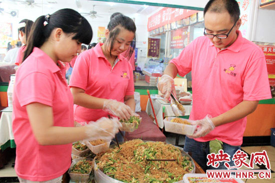  8月5日上午，徐贵雨应（右一）邀来到郑州市经三路与红专路口的谢和豆浆店，在此期间，小徐将和店内十几