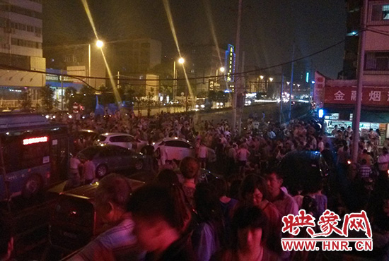 8月7日晚19点，京广路东半幅完全被人群堵死