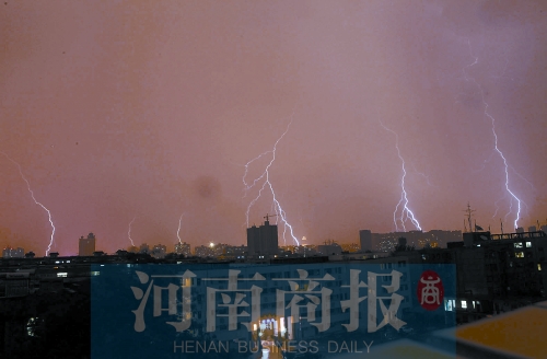 昨天21:30左右，雷电频频“光顾”郑州市区