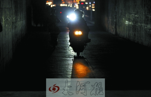 　　郑州无灯地下通道黑暗难行 市民行路像“探险”