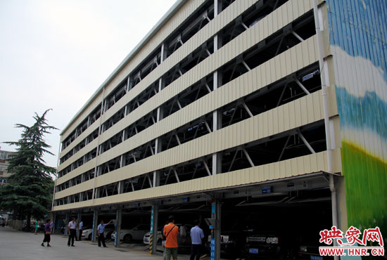 郑州市人民医院立体停车场有两百多车位，此时只停了一半