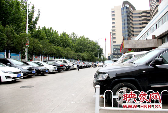 郑州市人民医院广场上依旧停满了车辆