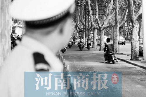有警察，赶紧掉头！
