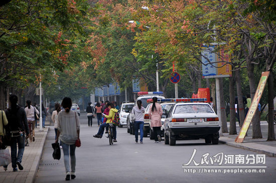 河南师范大学的出事餐厅门口停着三辆警车