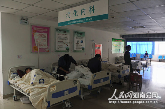 食物中毒学生在医院接受治疗