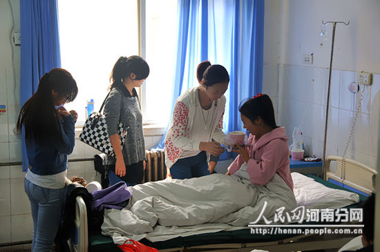 食物中毒学生在医院接受治疗