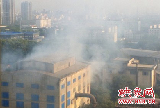 郑州市区一家工厂半夜开工 烟尘怪味噪音严重扰民