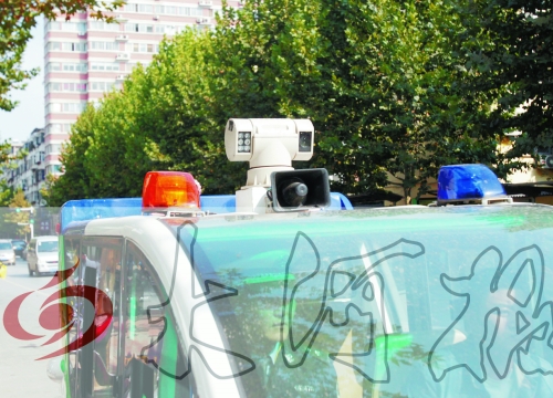 巡查车车顶装有360度摄像头,对路面违章停车行为抓拍取证。