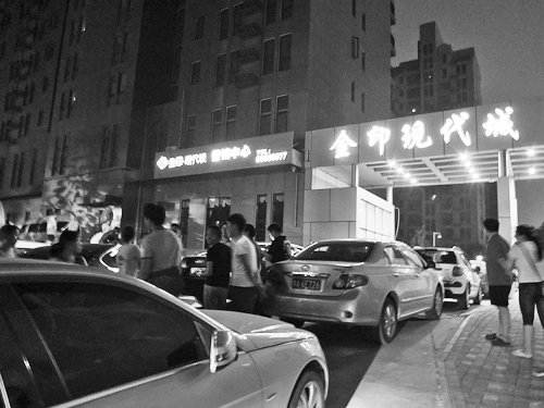 金印现代城业主的车,没有买或租地下停车位,就无法进门。