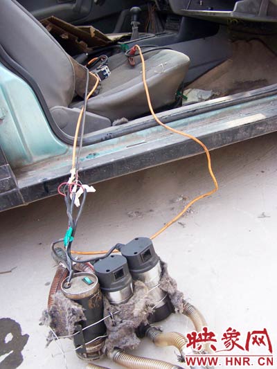 三名犯罪分子把一辆桑塔纳2000轿车进行改装，携带一台简易抽油泵
