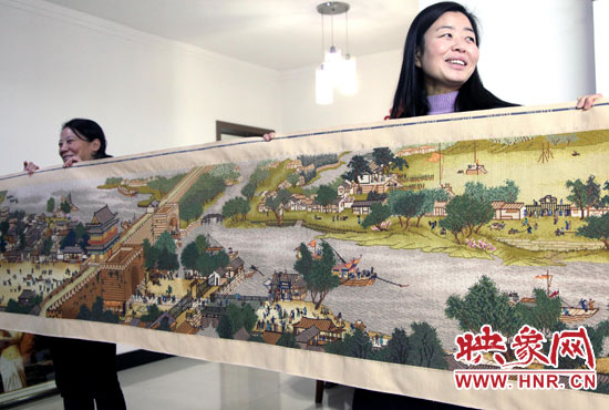 10月31日,在河南省宝丰县市民朱学敏家中,展示绣成的《清明上河图》。