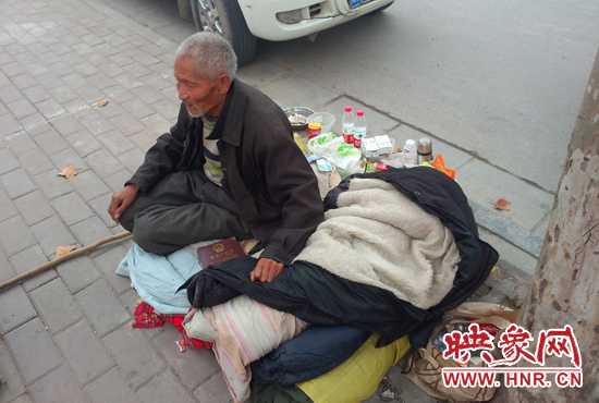近两周以来，这不到两平方的地方就是张大爷的“家”。