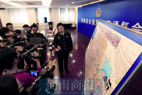 警方负责人向媒体介绍战果，左上图为警方缴获的犯罪嫌疑人作案工具 记者 王春胜/图