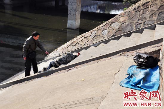 记者看到，该男子睡觉的地方有两三米长，但宽度就半米多，在这个地方睡觉，稍不留意就会翻入河中。