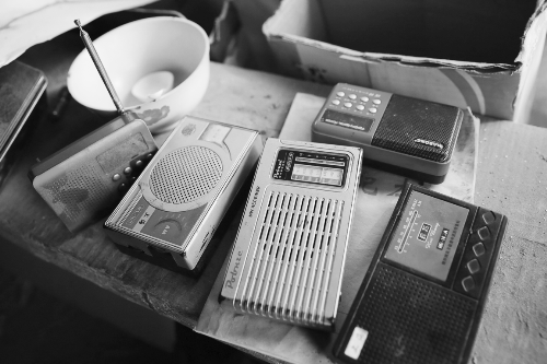 　　住在窝棚里，几年来听坏的收音机就有四五个。