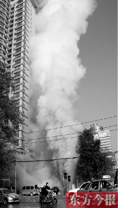 郑州热力又爆管 冲起50米“热喷泉”
