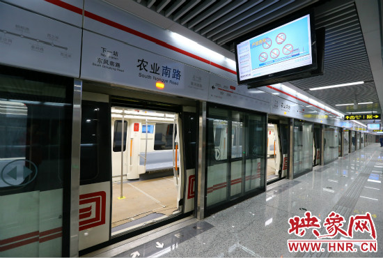 郑州地铁1号线干净整洁的候车区