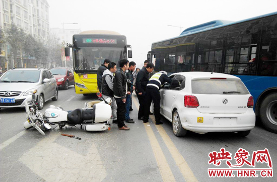 经初步核实，涉事男子涉嫌无证驾驶，在被带回交警队处理的过程中，试图开车逃走。