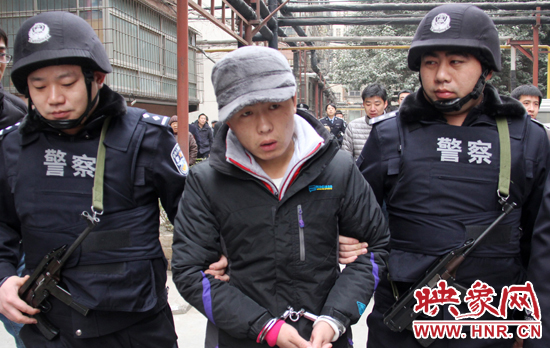 12月18日上午，郑州警方带一名犯罪嫌疑人指认现场