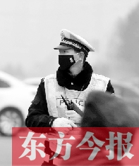 郑州交警因雾霾太重戴口罩执勤