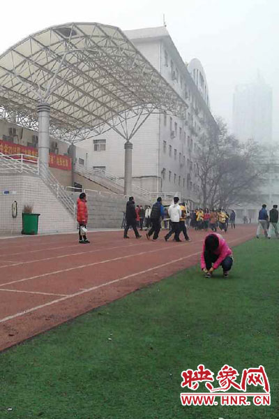 网友反映，在严重污染的雾霾天，郑州市回民中学仍让学生在室外上体育课。（图片来源于网友。）