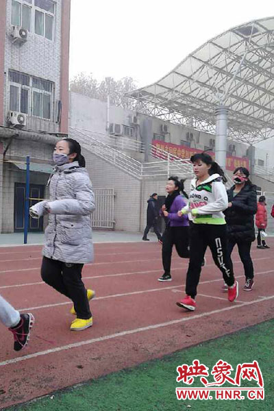 图片显示，部分学生戴着口罩在上体育课。（图片来源于网友。）