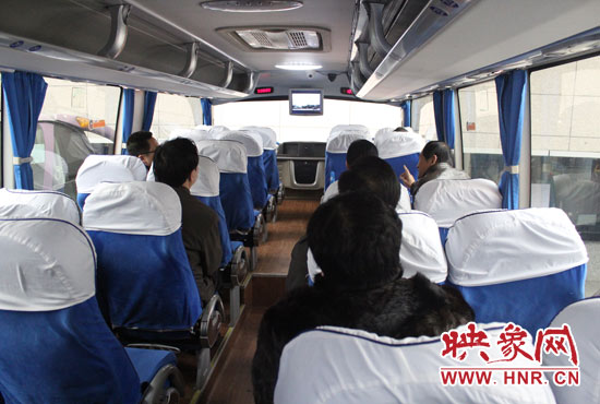 大巴车内均在播放着这部以农民工讨薪为题材的微电影。