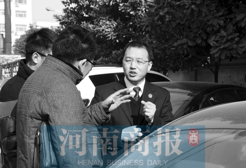 图（右一）为开车救人的商丘法官张晓华