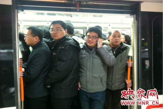 郑州地铁1号线由西往东方向的列车乘客爆满