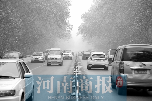 郑州新通桥二层,车辆在雾霾中穿梭 刘鸿翔/摄