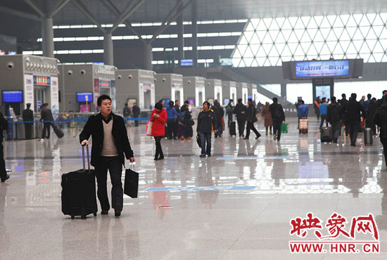 铁路春运进入首日 郑州车站预计发送旅客突破10万人